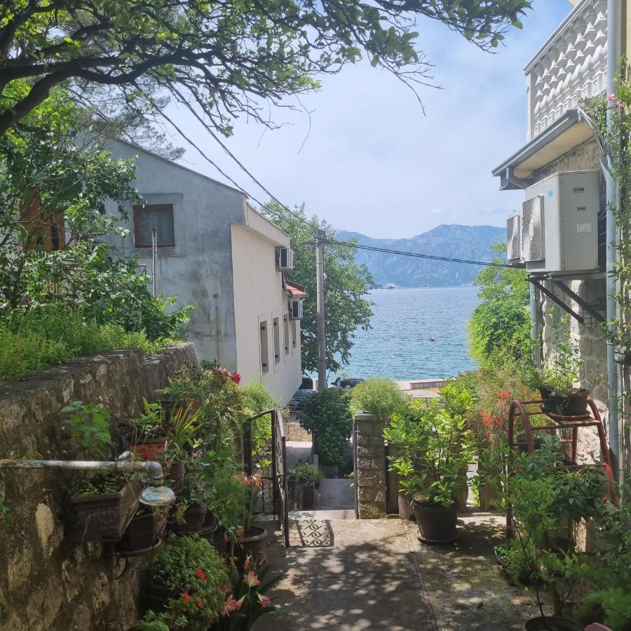 Apartment On The Shore Of The Bay Of Kotor With Free Wi-Fi Kültér fotó